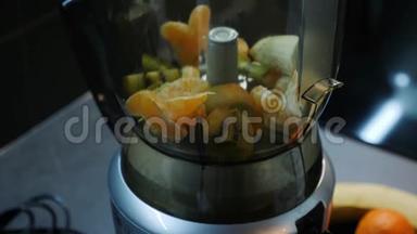 在厨房的搅拌机里切水果。 准备水果奶昔，关门。 水果混合在搅拌机里。 新鲜水果，果汁，烹饪